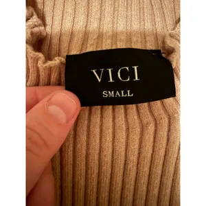 VICI‎ Mock Neck Sweater Small Tan Ribbed Puff Shoulder Long Sleeve Knit Top thumbnail 3