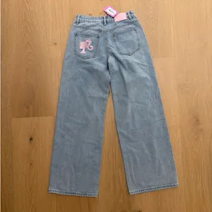 Edikted Baggy Jeans Low Rise Embroidered Barbie Size XS Blue Pink thumbnail 3