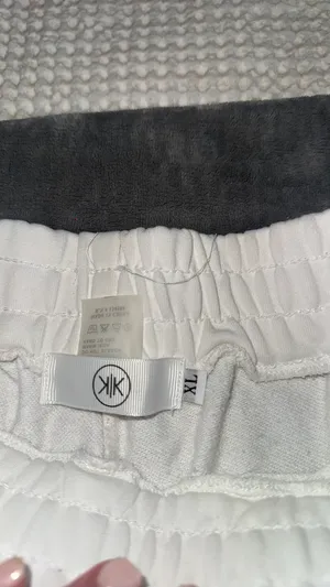 White shorts Size XL thumbnail 2