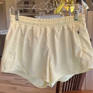 Athletic Shorts Pastel Yellow Size M thumbnail 5