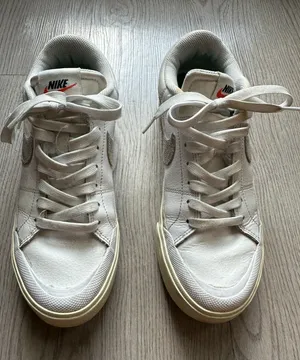 Nike Low Rise White Sneakers Women's Sz 8 thumbnail 1