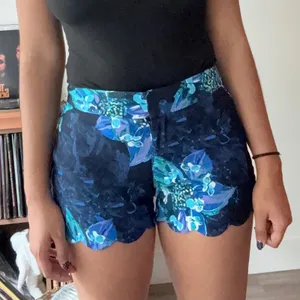 Attyre New York Blue Floral Scalloped Hem Shorts Navy Teal Purple Size 2 6H49575 thumbnail 1