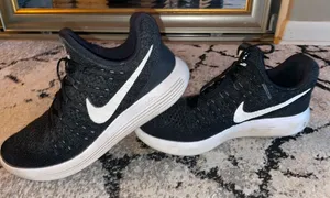 ⚠️SOLD⚠️gym shoes Black Size 8.5 thumbnail 1
