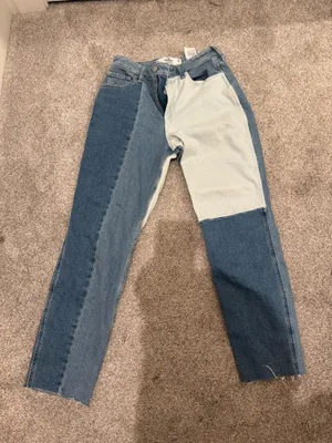 Hollister Curvy High-Rise Mom Jeans thumbnail 1