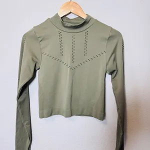 Old‎ Navy Go Dry Seamless Mock Neck Cropped Long Sleeve Athletic Top Women M thumbnail 2