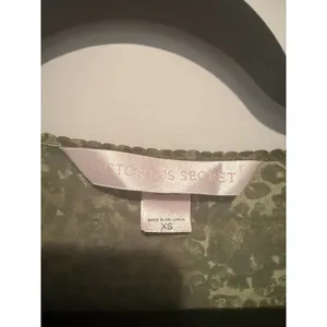 Victorias Secret Olive Green Animal Print Sheer V-Neck Tunic Top/Slip XS thumbnail 2