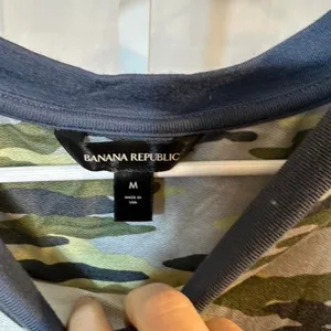 S307. Banana Republic camo long sleeve shirt Size M thumbnail 2
