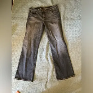 Women’s jeans, curvy women, jeans thumbnail 2