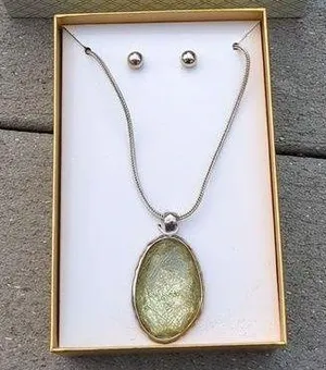 NWT Silver Plated Stone necklace with Ball Stud Earrings Gift Set thumbnail 1
