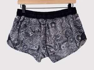 Lululemon Women Shorts Black Hotty Hot Paisley Low Rise Stretch Athletic Size 6 thumbnail 1