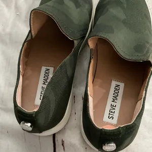 STEVE MADDEN CAMO SLIP ON‎ SNEAKERS thumbnail 5
