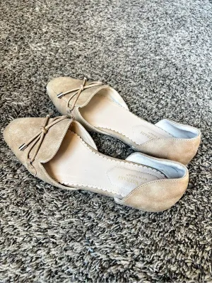 Isaac Mizrahi Womens Shoes Flats Beige tan suede Mules bow size 7.5 thumbnail 3