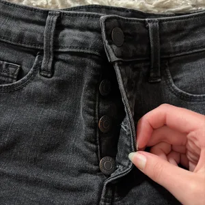 Old Navy Slim Pocket Button Up Black Shorts thumbnail 2