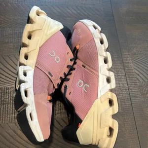 On cloud cloud flyer running shoes mauve pink 9 women thumbnail 7