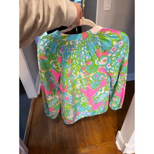 Lilly Pulitzer Elsa silk‎ blouse featuring a ruched neckline, partial button XS thumbnail 4