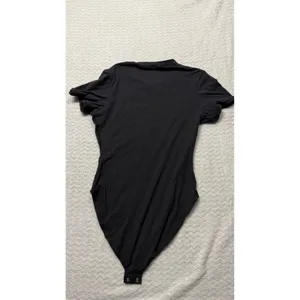 SKIMS Essential Short Sleeve Crew Neck Bodysuit Onyx Black Size L RN 158973 thumbnail 3