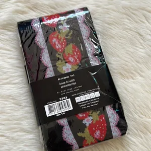 Strawberry knee high socks Black thumbnail 2
