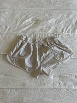 Low-Rise Hotty Lululemon Hot 2.5" White Shorts 6 thumbnail 2