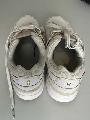 On The Roger Centre Court Tennis Sneaker‎ Women’s Sz 8 thumbnail 4