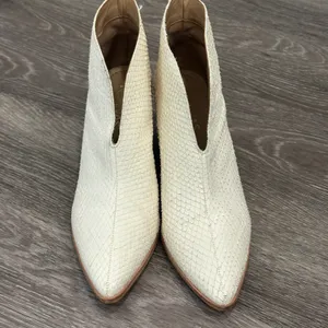 Kaanas Morellino Snake Embossed Leather Ankle Booties Cream White Pointed Toe 10 thumbnail 2