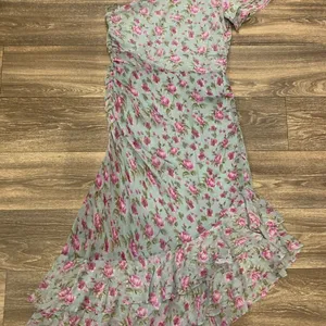ASTR The Label one shoulder ruffled chiffon overlay midi dress. Size: M. NWOT thumbnail 4