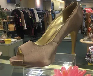Size 10.5 gold heels 4.5 inch thumbnail 1
