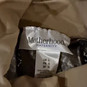 ✨3/$30✨Motherhood Maternity Black and white Geometric Capris Size Large. thumbnail 3