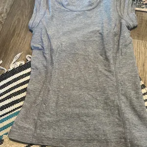 Lululemon short sleeve athletic top in size 4z. thumbnail 5