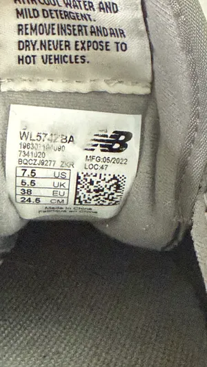 New Balance 574 Women’s Shoes Size 7.5 Used thumbnail 9