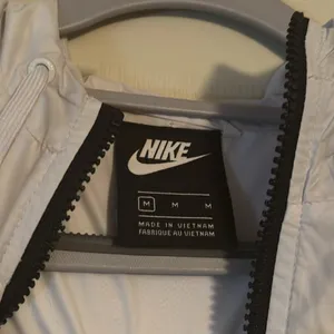 Nike Windbreaker size medium thumbnail 2