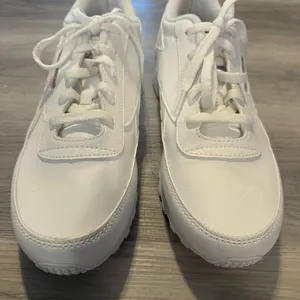 Reebok Classic Women’s 10 White Sneakers thumbnail 2