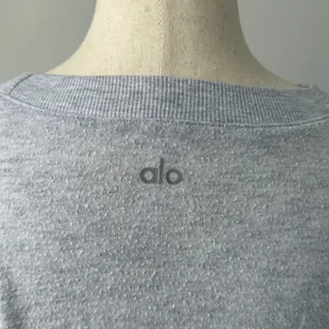 ALO Yoga Soho Heather Gray Long Sleeve Tee Size Small High Lo Casual Top thumbnail 4