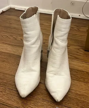 Steve Madden White booties size 7.5 thumbnail 1