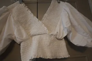 Abercrombie & Fitch cropped ruffled scrunchy balloon sleeves top in white size XS. thumbnail 4
