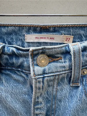 Levi’s 70s High Flare Jeans Size 27 High Rise Flare Raw Hem Light Medium Wash thumbnail 4