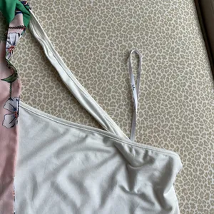 NWT Lulu’s Off White Bodysuit with Colorful Shoulder Tie size M thumbnail 9