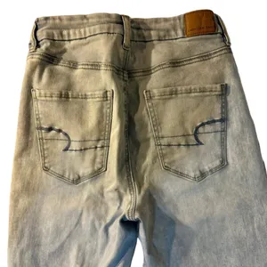 Light-Wash American Eagle Jeans Size 4 Regular Inseam 27 inches straight thumbnail 3