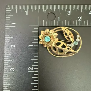 Vintage Unsigned Gold-tone Light Blue Rhinestone Flower Floral Spray Brooch 10g. thumbnail 4