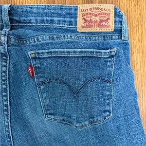 Levi’s 711 Mid Rise Skinny Jeans Size 31. Inseam 29in thumbnail 4