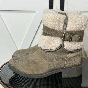 UGG Blayre II Suede Shearling Boots Womens 7.5 Brown Buckle Ankle Boot 1095153 thumbnail 1