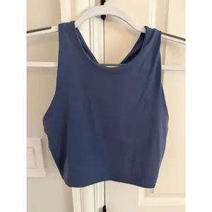 Quince NWOT 2 Pc. Bundle Ultra Form Cropped Tanks Deep Navy and Storm Blue Small thumbnail 8