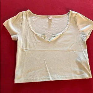 Colsie light green scoop v-neck short sleeve crop top Size Medium thumbnail 1