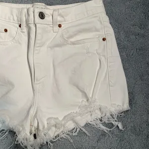 Abercrombie & Fitch the mom short high rise Jean Shorts white thumbnail 3