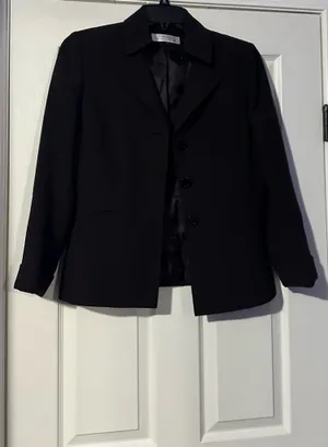 Tahari Arthur S. Levine Classic Blazer Single Breasted blazer is a size 10. thumbnail 5