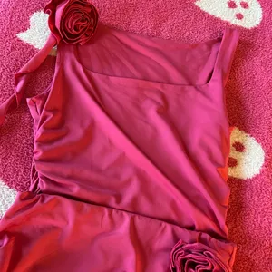 White Fox Elegant Red Sleeveless Dress with Floral Accents thumbnail 2
