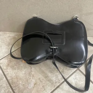 Dr Martens NWT Black Vegan Leather medium Backpack Shoulder Bag Bow Crossbody thumbnail 3