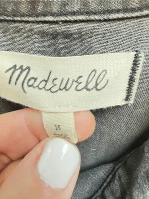Madewell Denim Short-Sleeve Button-Up Shirt in Lunar Wash Size Medium thumbnail 6