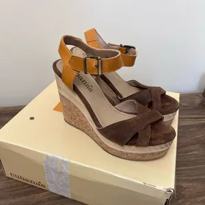 Cubanas Brown and Tan‎ Wedge Sandals heels size 38 thumbnail 4
