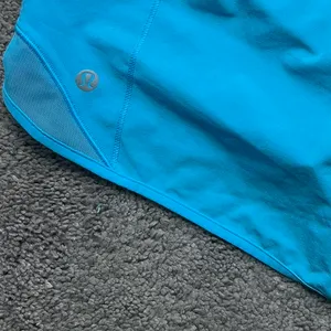 Lululemon Hotty Hot 4 inch blue shorts thumbnail 3