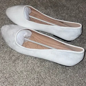 New white faux suede ballet flats size 9 thumbnail 3